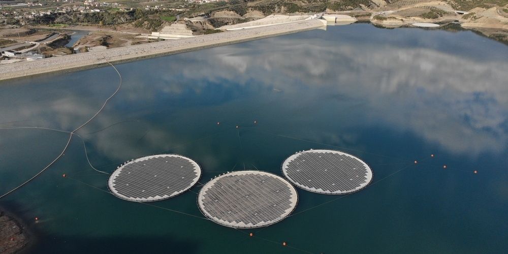 Drijvende zonnepanelen besparen kostbare ruimte 
