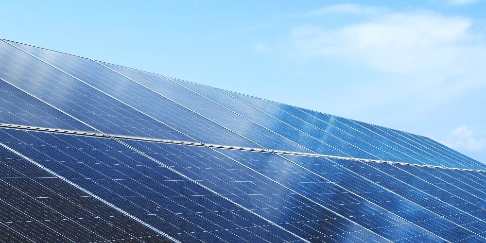 Afval uit oude zonnepanelen kan batterijen efficiënter maken