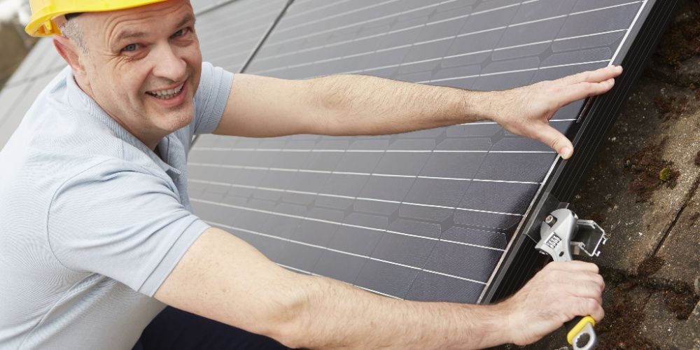 Bijna helft van nieuwe zonnepanelenkopers kiest direct voor een thuisbatterij