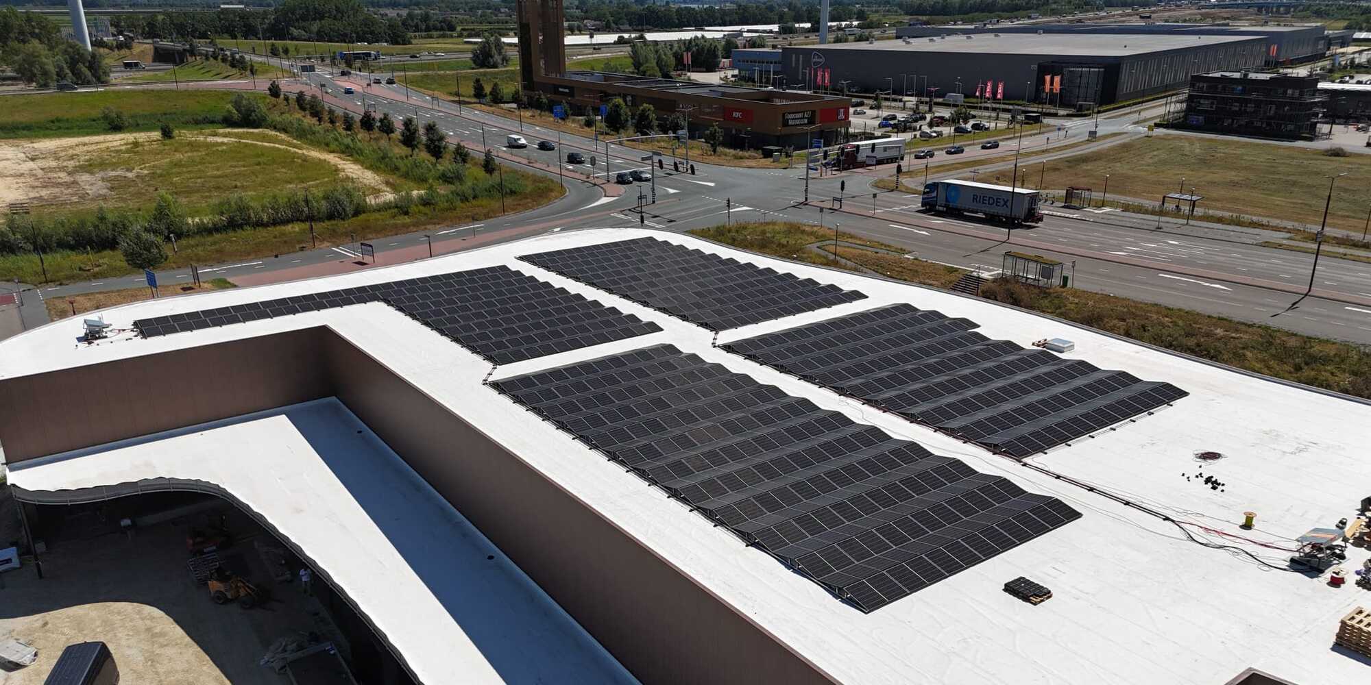 Carwash A27 opent met zonnepanelen en batterijopslag ondanks beperkte netaansluiting