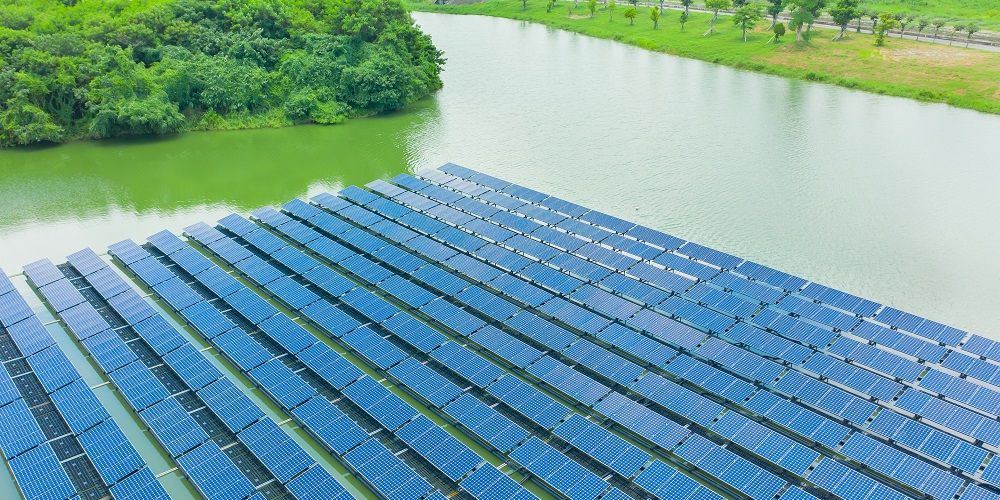 Grootste watergebonden zonnepark van de Benelux drijft in Wallonië