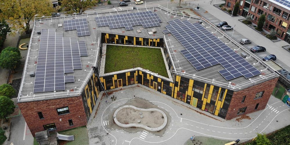 Kabinet trekt geld uit voor zonnepanelen op scholen, energiecoöperaties en smart hubs