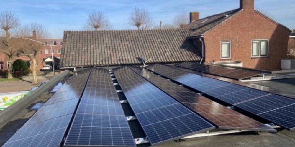 Vrijwilligers plaatsen panelen op kerk