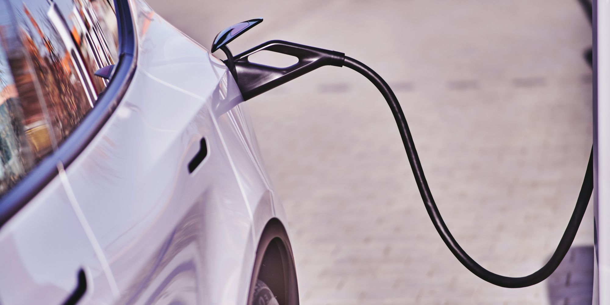 Meer dan helft van nieuwe auto’s in België rijdt elektrisch