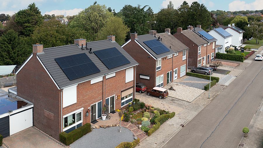 Thuisbatterij verdubbelt bijna eigen verbruik zonnestroom in sociale huurwoningen