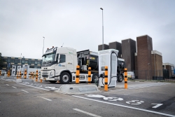 Eerste laadplein voor elektrische vrachtwagens geopend in de Rotterdamse Haven