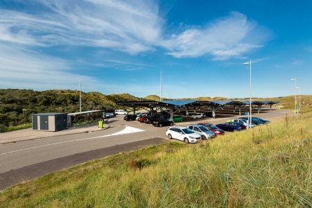 Parkeren onder pv-panelen in Zonnepark Carport Bloemendaal