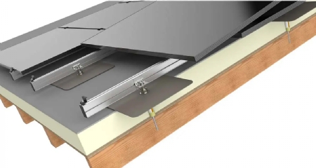 PV-panelen verankeren op hellend dak met bitumen, epdm of pvc