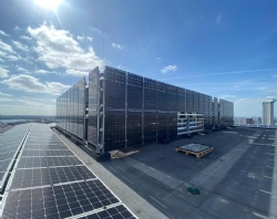 Zonnepanelen als gevelbekleding bovenop woontoren (113m)