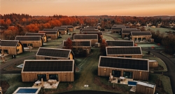 4blue en Unbrick realiseren vakantiewoningen met dakgeïntegreerde zonnepanelen