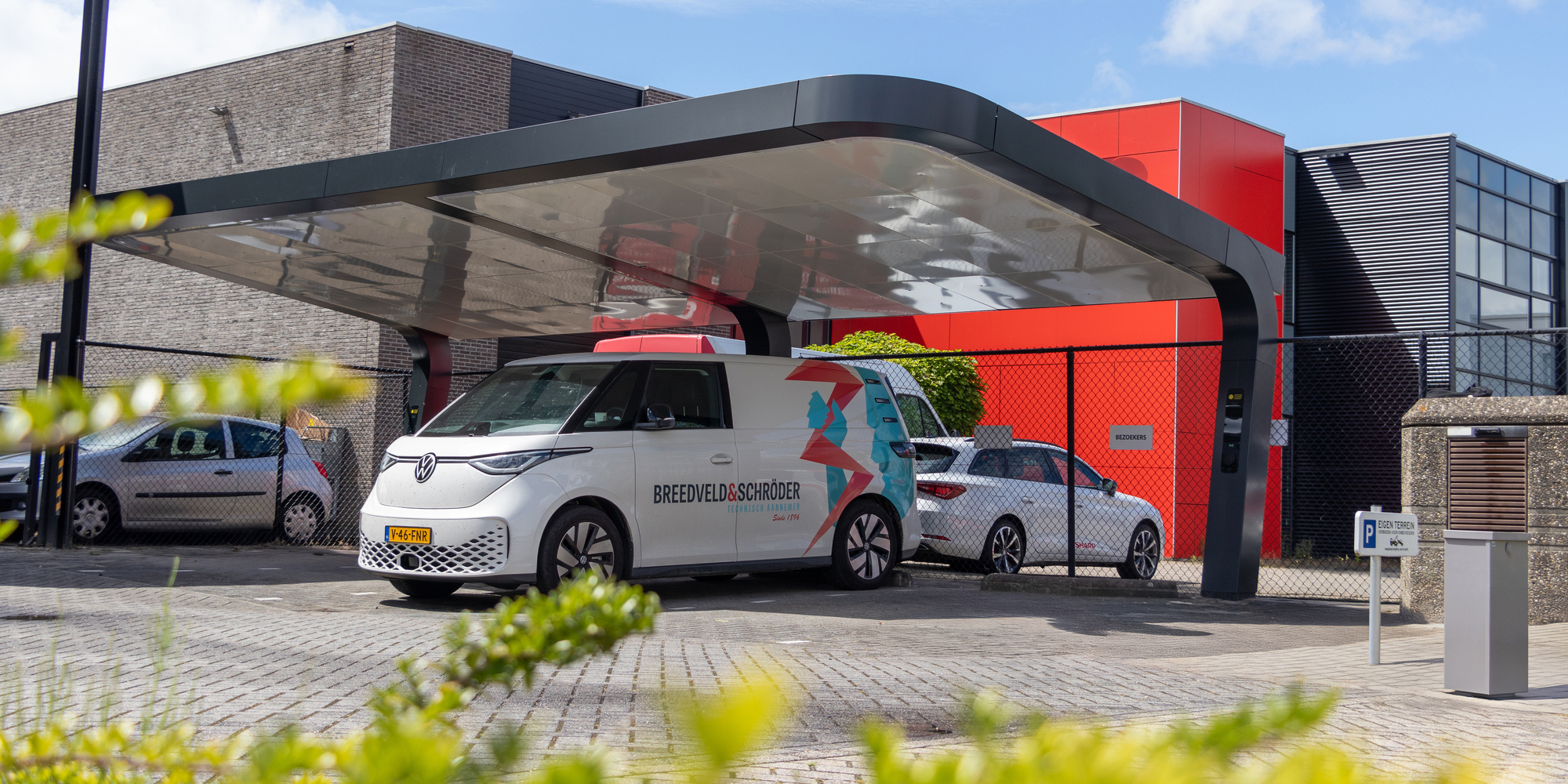 Het Zwitsers zakmes onder de solar carports