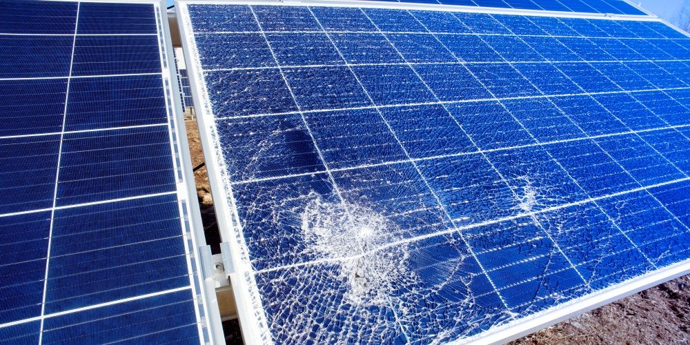 Busje verliest zonnepanelen op A28