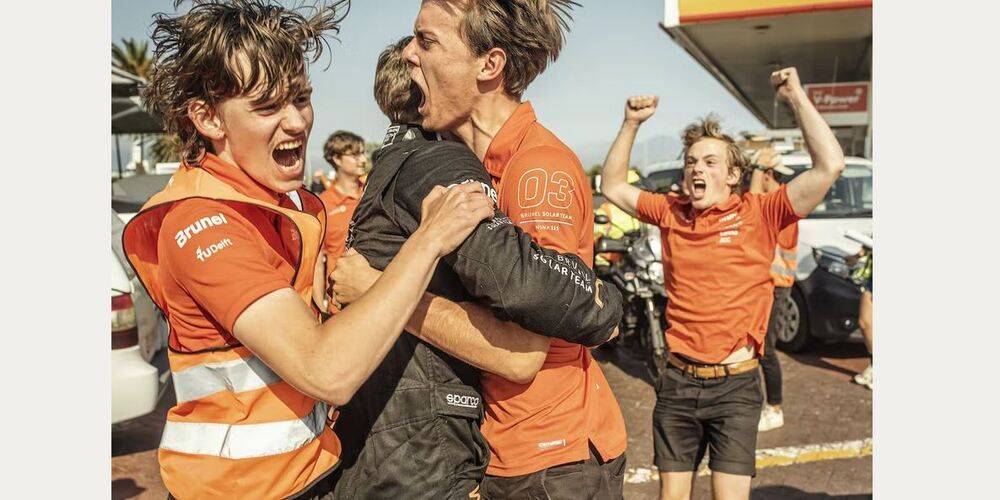 Brunel solarteam wint in Zuid-Afrika na nek-aan-nekrace met de Belgen