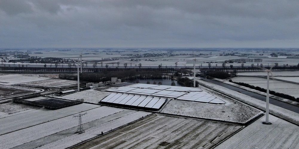 Laat sneeuw op de zonnepanelen liggen