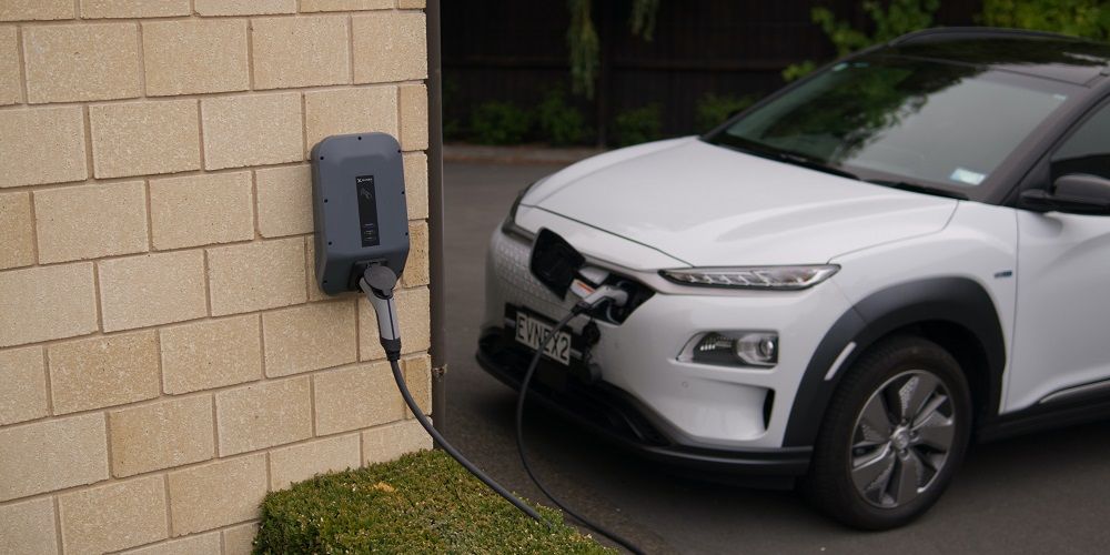 Kan je je elektrische auto opladen in het stopcontact? 