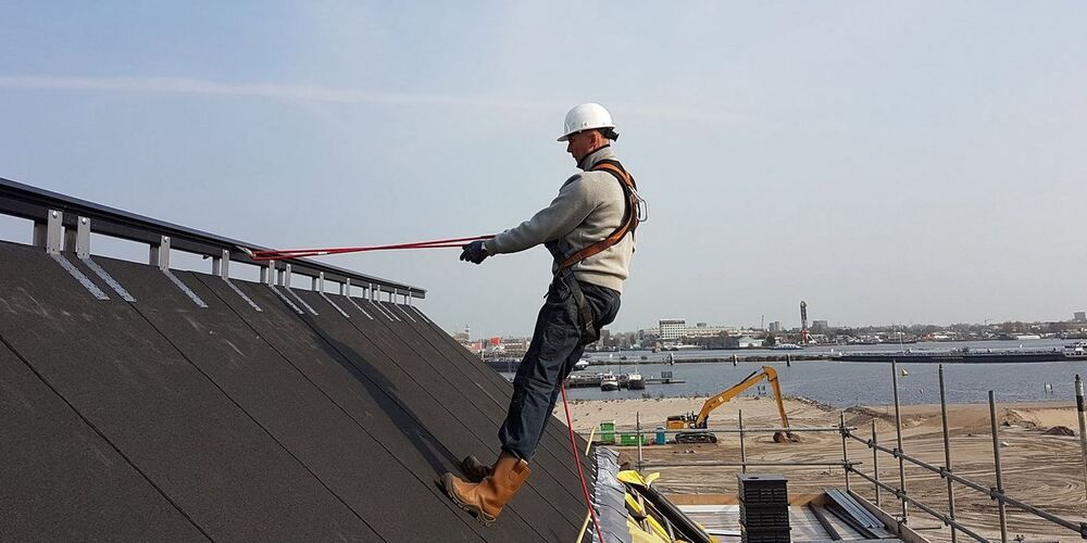 Veilig en met de handen vrij werken op het dak