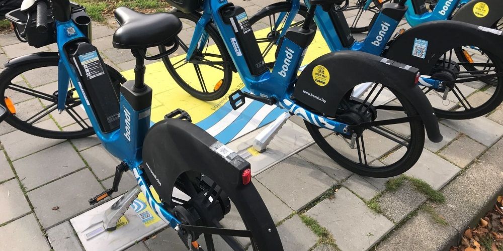 Gemeente Arnhem gaat elektrische fietsen draadloos opladen met stoeptegels
