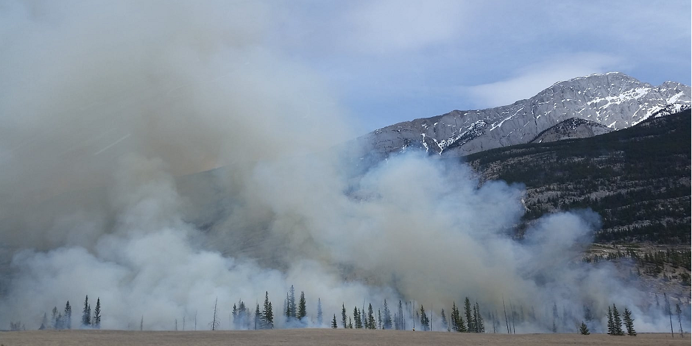 Winning zonne-energie Californi? in rook op door bosbranden