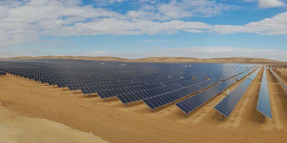 China bouwt 450 gigawatt PV in woestijn, houdt steenkool als basis