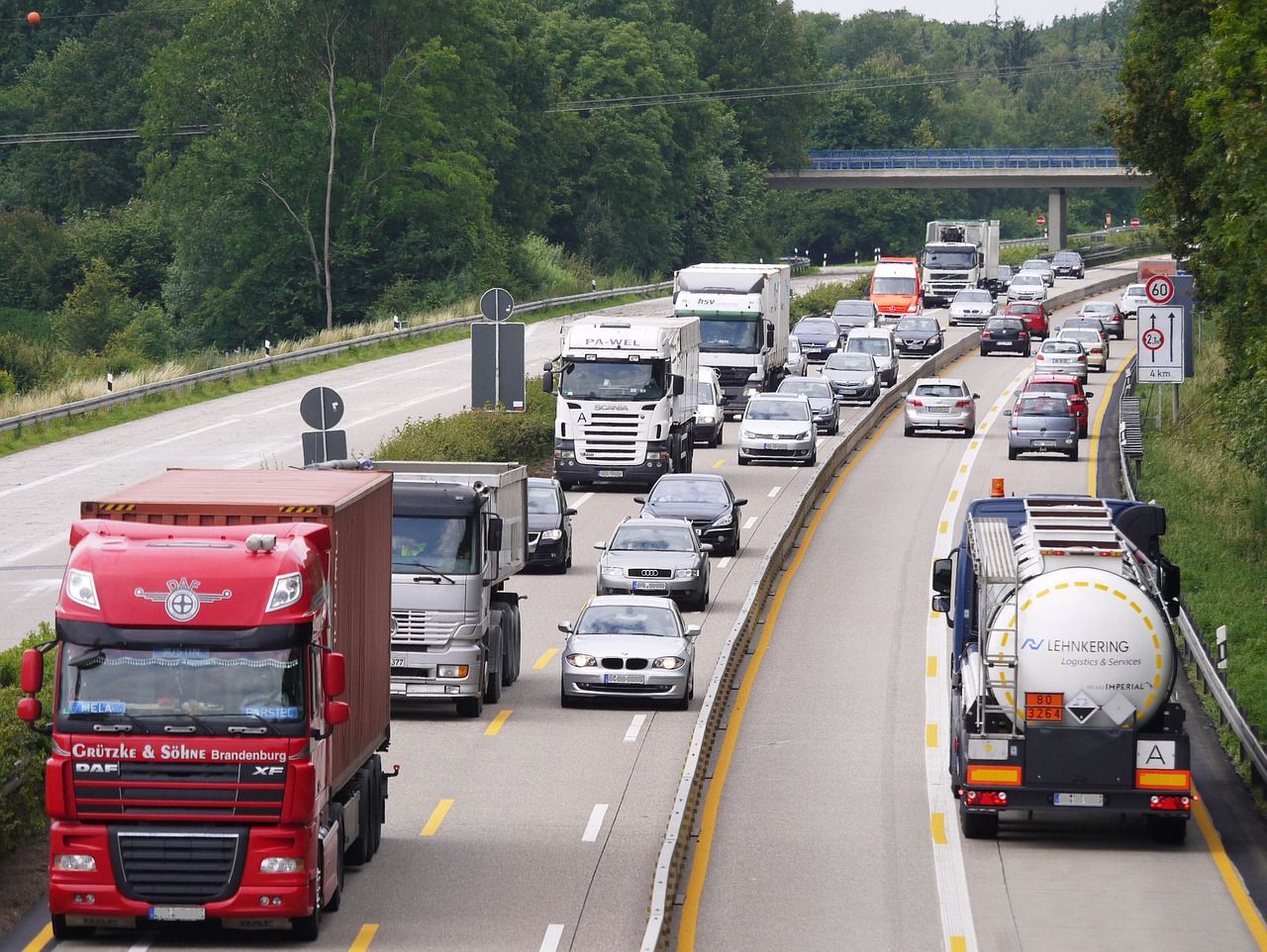 Vrachtwagens met zonnepanelen op het dak gaan de weg op