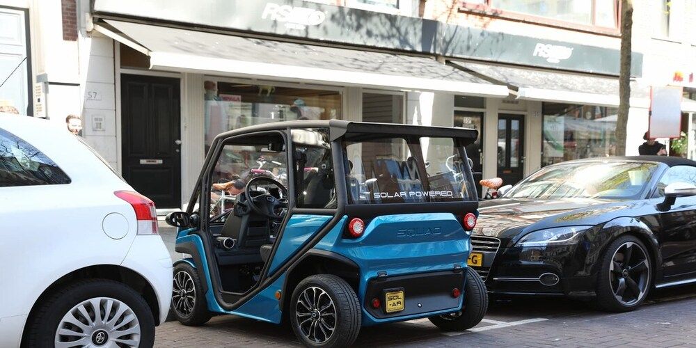 Is de Squad een micro-auto of een brommer met een dak?