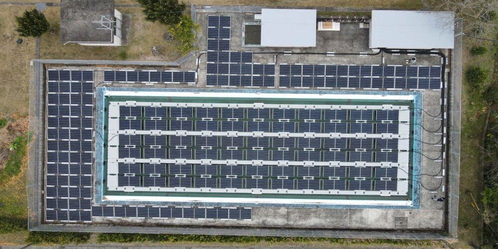 Experiment met drijvende PV-installaties in ongebruikte zwembaden