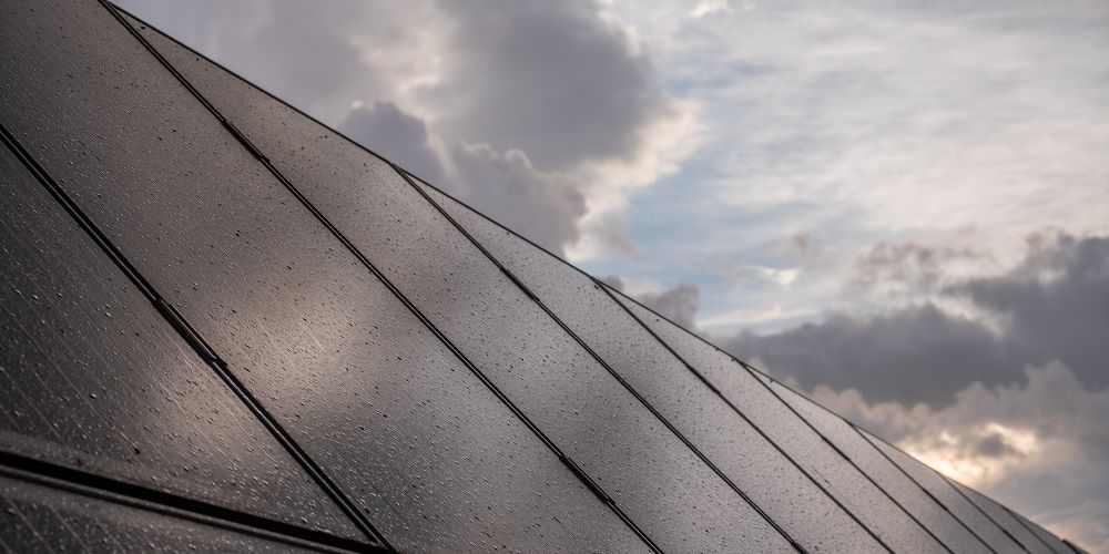 Wat kun je doen om stormschade bij zonnepanelen zo goed mogelijk te voorkomen?