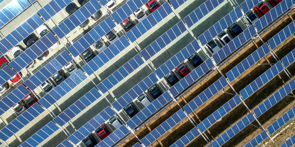 Parkeerplaatsen krijgen zonnepanelen als het aan de Tweede Kamer ligt