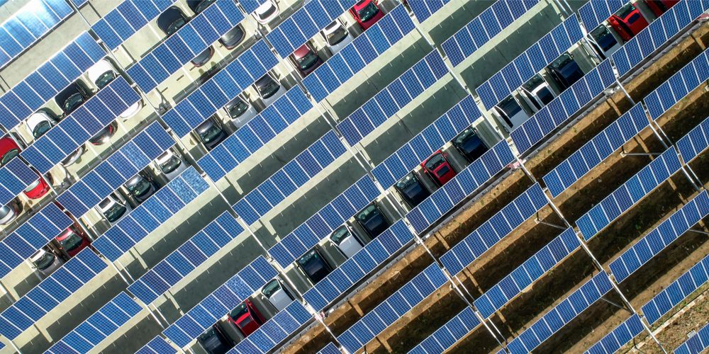 Parkeerplaatsen krijgen zonnepanelen als het aan de Tweede Kamer ligt