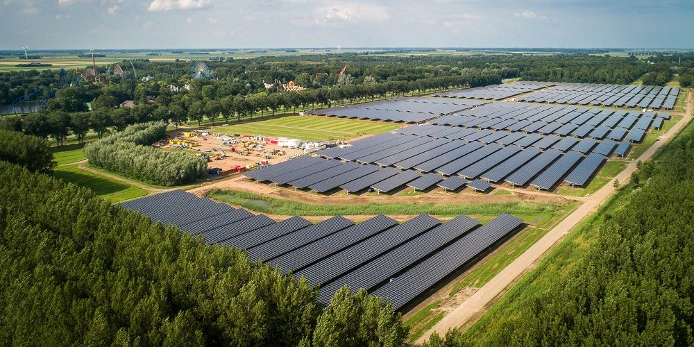 Lowlands-bezoekers parkeren voortaan onder de grootste solar carport ter wereld