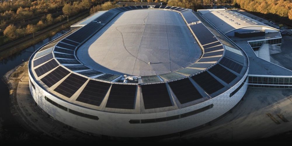 Kunnen 5.000 zonnepanelen op het dak van Thialf na anderhalf jaar weer aan?