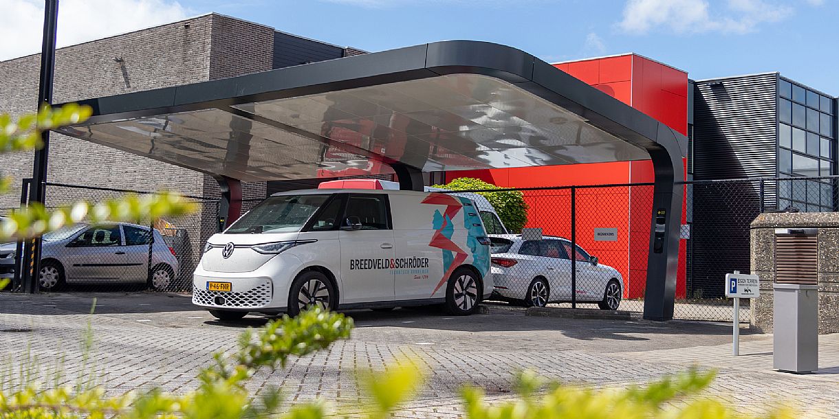 Het Zwitsers zakmes onder de solar carports