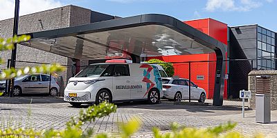 Het Zwitsers zakmes onder de solar carports