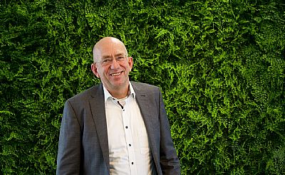 De batterij-kloof: Waarom de energietransitie vastloopt in de villawijk