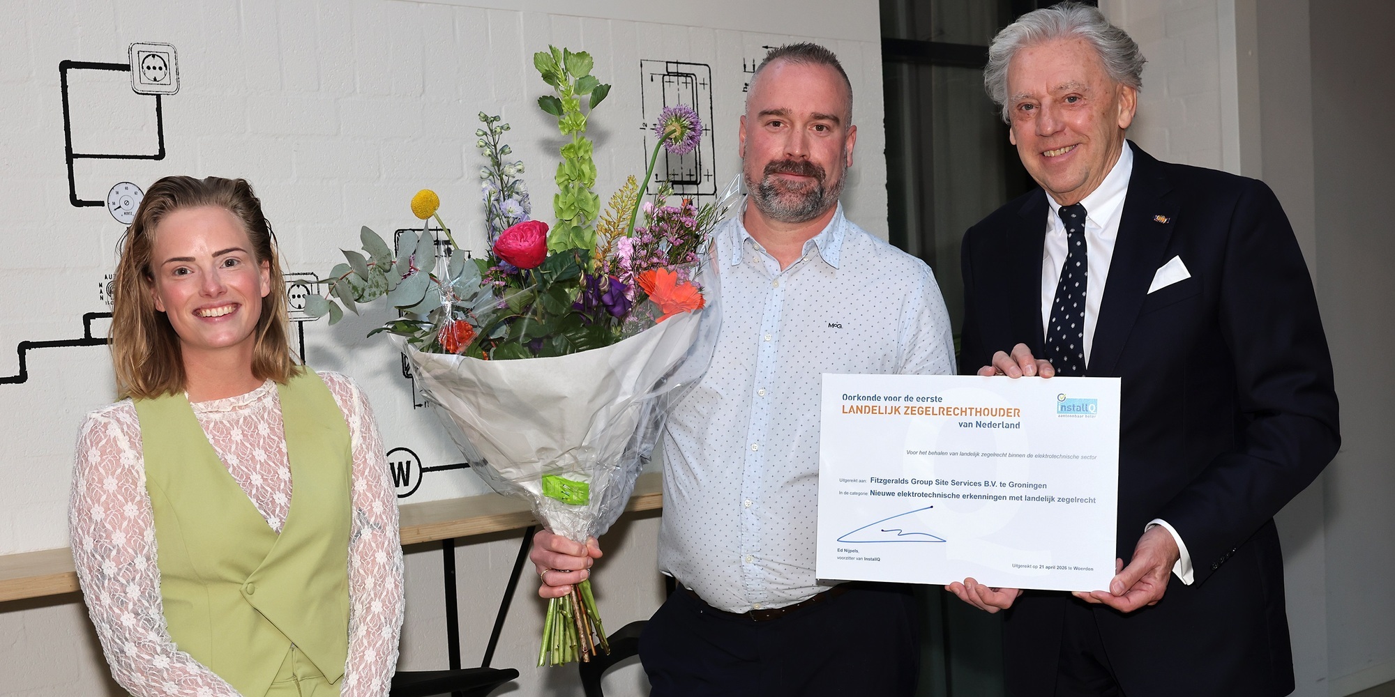 Zegelrecht: InstallQ-voorzitter Ed Nijpels reikt een oorkonde uit aan Marc van Oosterhout, directeur Fitzgeralds Group Site Services B.V., het eerste bedrijf dat via een elektrotechnische erkenning ook het landelijk zegelrecht heeft aangevraagd en verkregen. Drie netbeheerders waren bij deze bijeenkomst bij InstallQ in Woerden aanwezig. Van links naar rechts: Tiffany Bloeming (directeur InstallQ), Marc van Oosterhout (directeur Fitzgeralds Group Site Services B.V.), Ed Nijpels (voorzitter InstallQ)