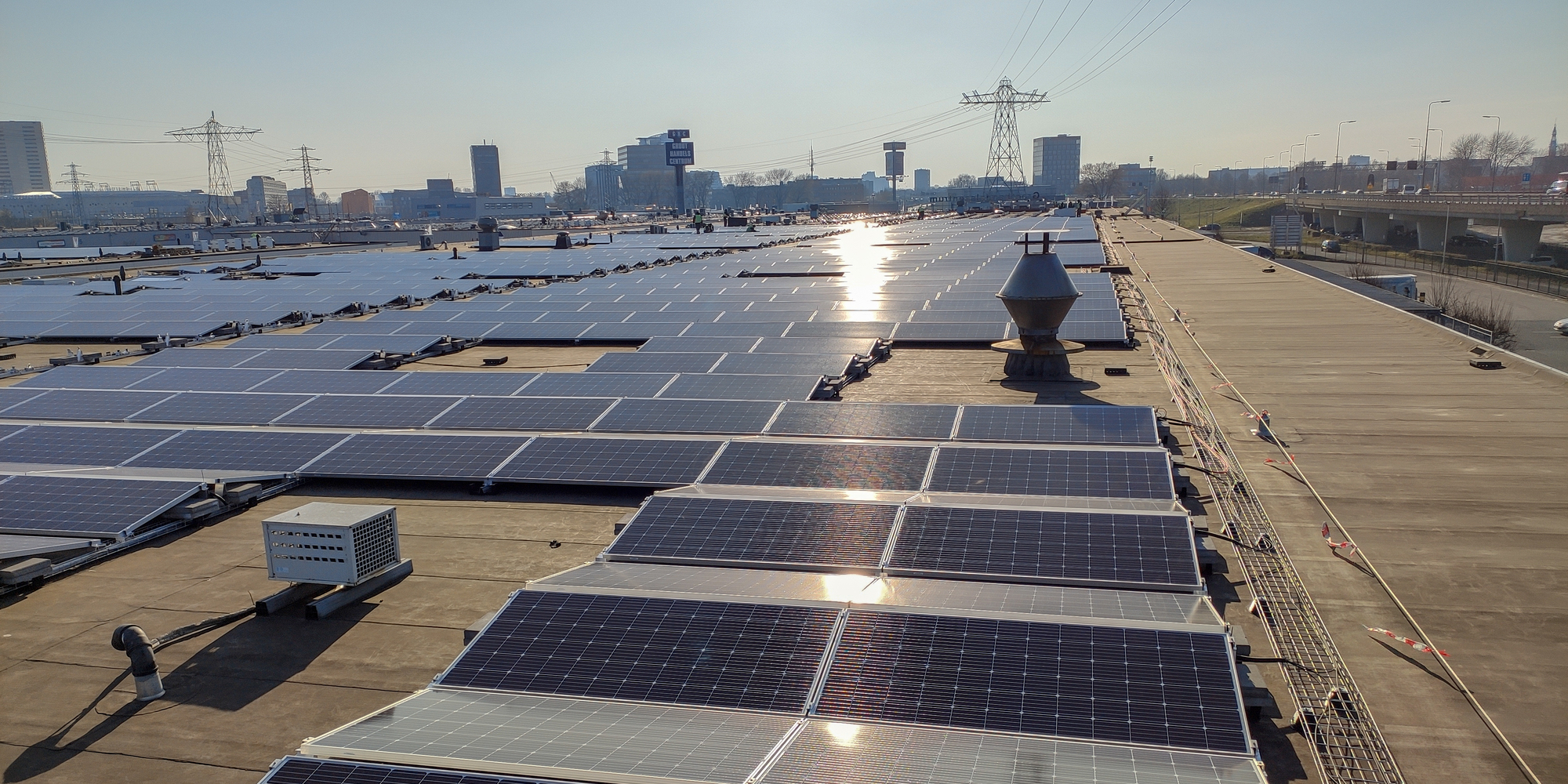 Bedrijven laten geld liggen met hun zonne-energie: “Het ligt onzichtbaar op het dak en wordt daardoor vergeten"