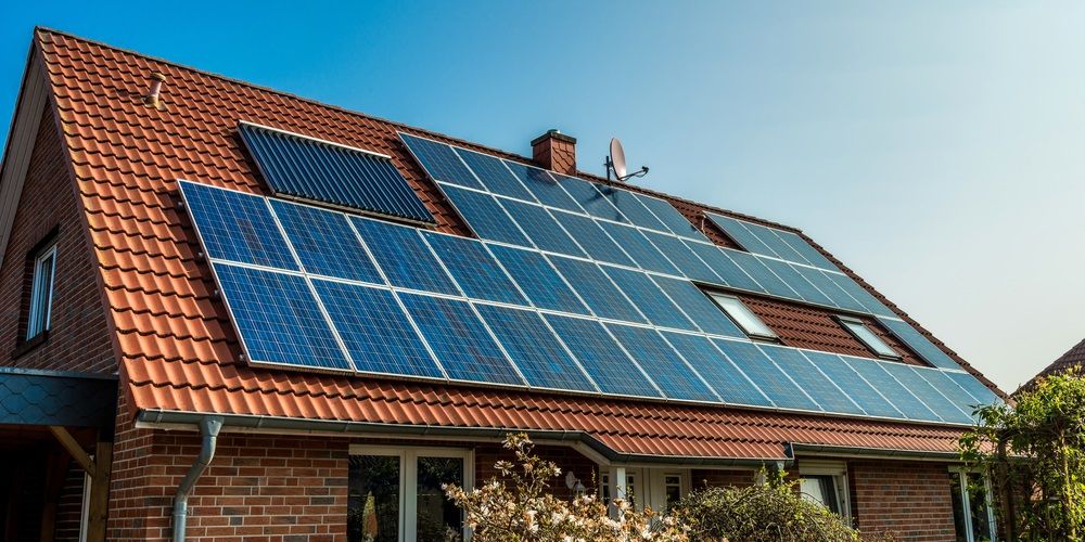 Netbeheerders zien historische groei zonnepanelen op woningen